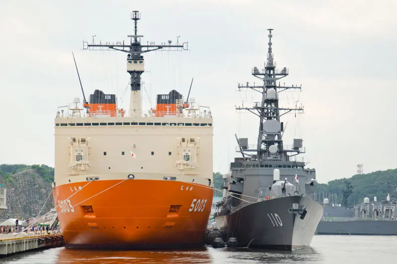 護衛艦と並ぶと幅広さが目立つ