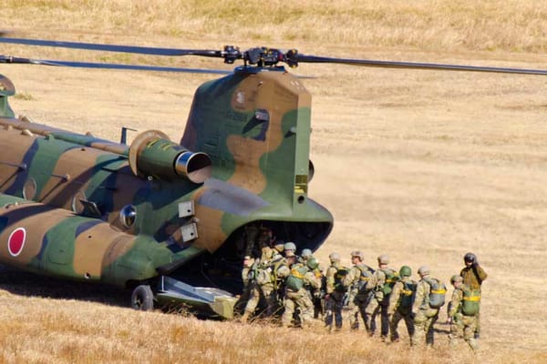 CH-47JAに乗り込むアメリカ空挺隊員