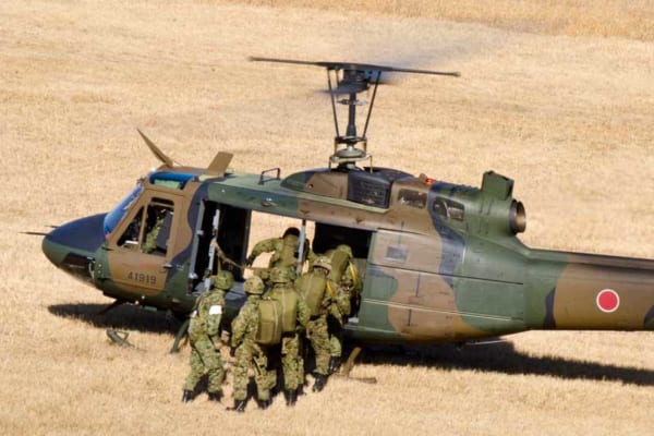 UH-1Jに乗り込む空挺隊員