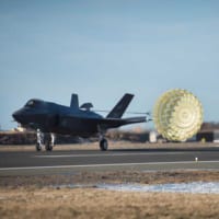 ドラッグシュートを展開し滑走するF-35A（ImageCredit：TheRoyalNorwegianAirForce）