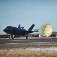 ドラッグシュートを展開し滑走するF-35A（ImageCredit：TheRoyalNorwegianAirForce）