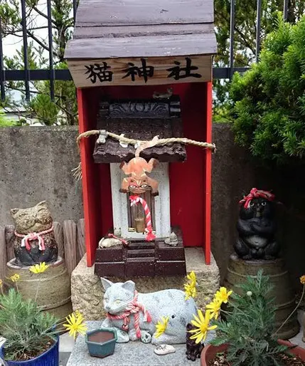 イーハトーブの里に祀られる猫の御祭神。オトラサマと民話の郷の遠野郷八幡宮