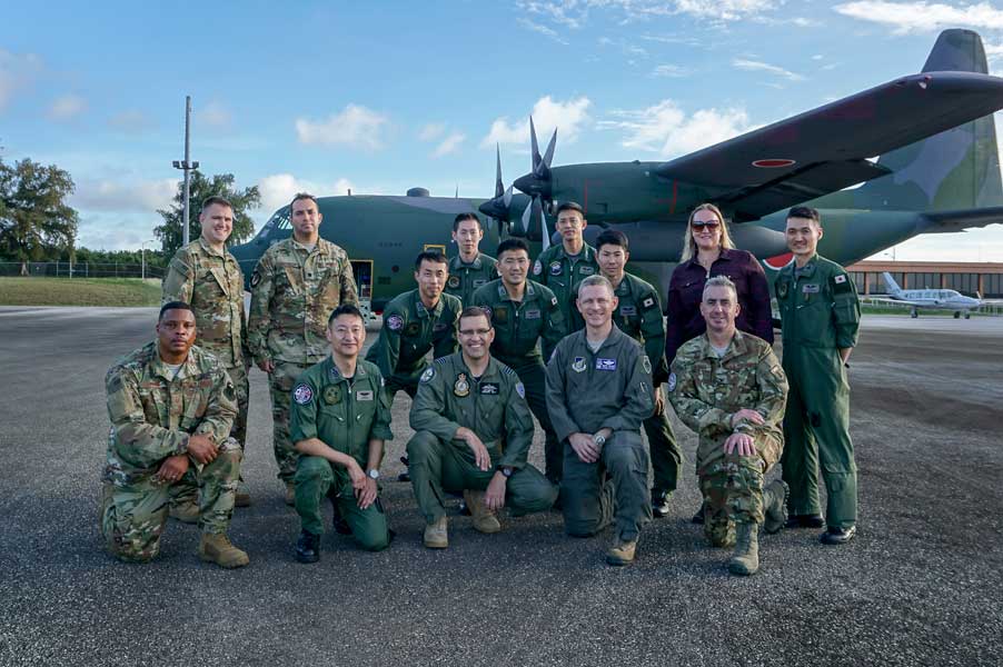 人道支援・災害救援合同訓練を行う各国指揮官と航空自衛隊C-130Hクルー（Photo：USAF）
