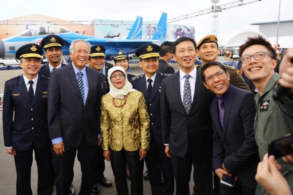金色の上着を着たヤコブ大統領と共に記念撮影する空軍幹部ら（Image：RSAF）