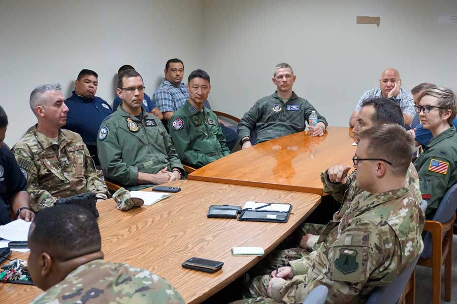 人道支援・災害救援合同訓練の打ち合わせを地元自治体と行う各国の指揮官（Photo：USAF）
