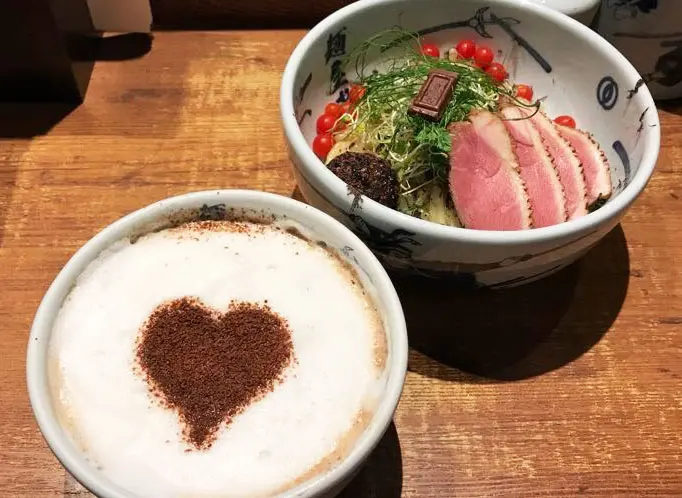 色々衝撃的すぎ…麺屋武蔵×ロッテのチョコつけ麺食べてみた