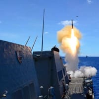 SM-2を発射する駆逐艦マスティン（DDG-89）