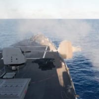 5インチ砲を発射する駆逐艦マスティン（DDG-89）