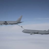 KC-46に空中給油を行うKC-46