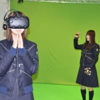 菅井さんの「FREE VIEW POINT LIVE」をVRゴーグルで体験する土生さん