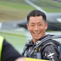 飛行を終え笑顔の室屋選手