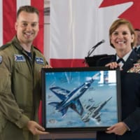 記念パネルをロビンソンNORAD司令官に贈呈するカナダ空軍CF-18デモチームパイロットのポーテオス大尉