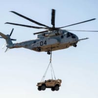 車両を外部懸吊するCH-53K