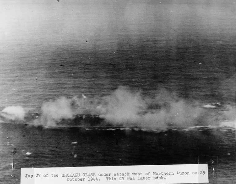 攻撃を受ける瑞鶴（U.S. Naval History and Heritage Command Photograph）