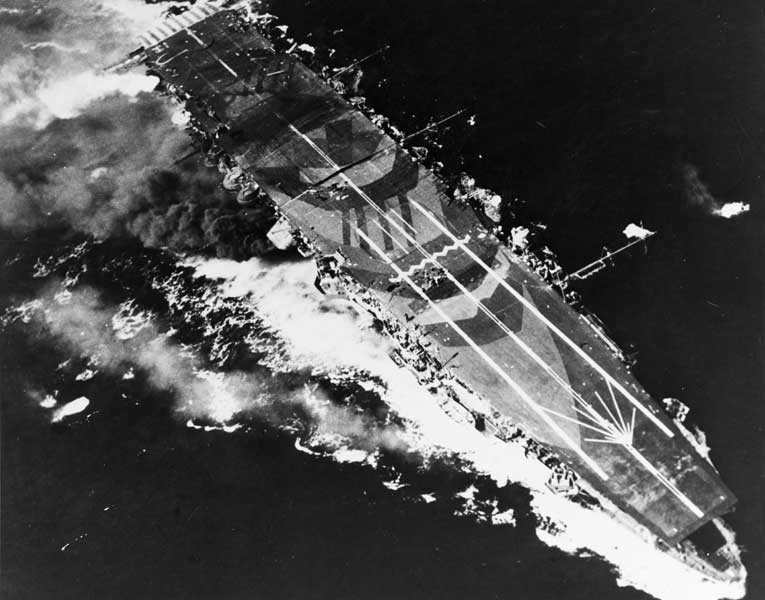攻撃を受ける空母瑞鳳（PHOTO：U.S. National Archives）