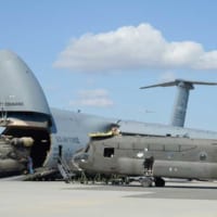 CH-47Dを搭載中のアメリカ空軍第436空輸航空団のC-5M