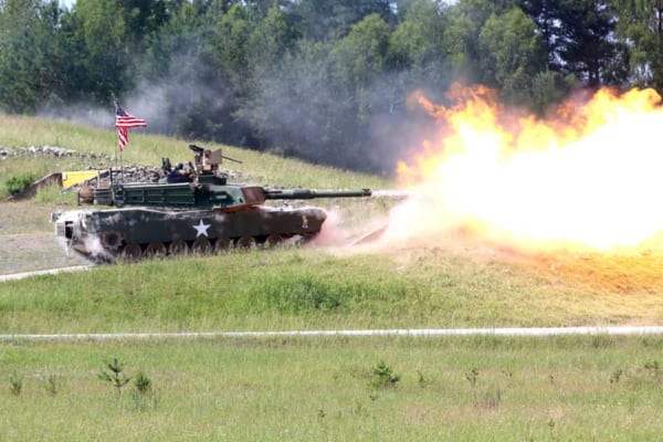 発砲するアメリカのM1A2SEP