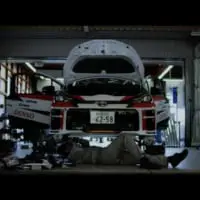 ガレージで整備するメカニック