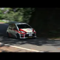 ターマックのSSを走るヴィッツ