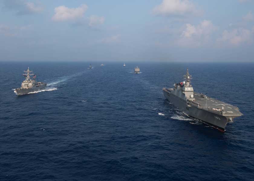 護衛艦いせが先導するアメリカ、シンガポール、インド、フィリピン、ブラジルの艦隊行動訓練