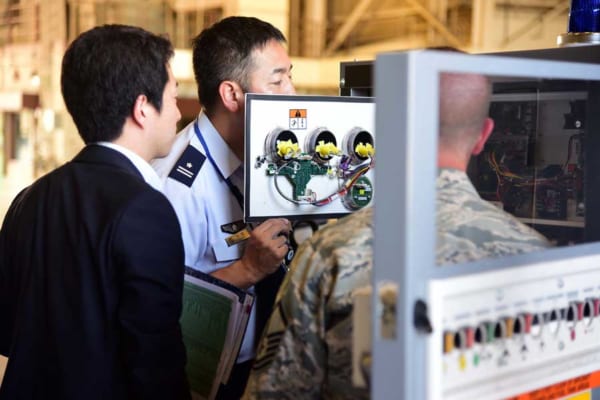 アメリカ空軍のKC-46用機器を見学する航空自衛隊員（画像：USAF）