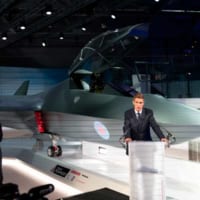イギリス次世代戦闘機のモックアップを前に講演するディリアムソン国防大臣