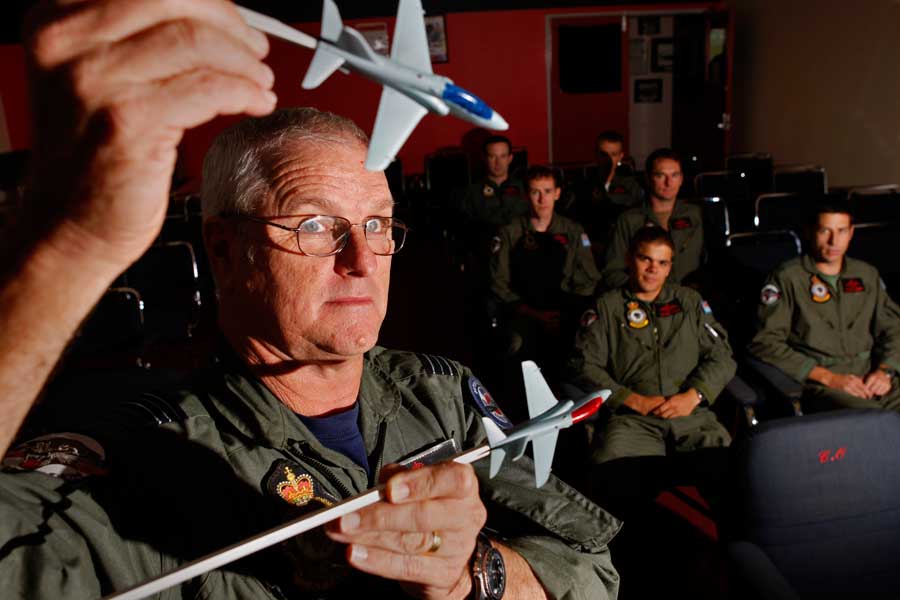 学生に空戦機動を教えるフローリー少佐（2012年・当時60歳）