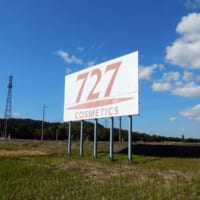 新幹線沿線の「727」看板