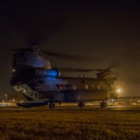 夜間の任務に臨むMH-47G（画像：U.S.Army）