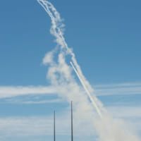 白い煙を引きながら飛んでいくナーバル・ストライク・ミサイル（NSM）