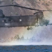 機外懸吊した偵察ボートを着水させる（画像：U.S.Army）