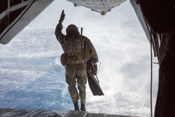CH-53Eの後部カーゴドアから海へダイブするアメリカ海兵隊第3偵察大隊の兵士