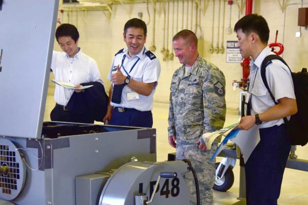 アメリカ空軍のKC-46用施設を視察する航空自衛隊員（画像：USAF）