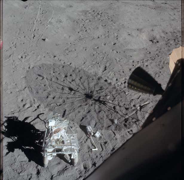 月面に残されたアポロ14号の機器運搬車（Image：NASA）