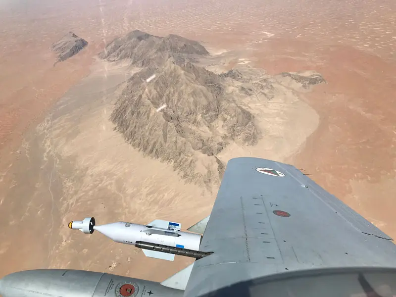 レーザー誘導爆弾を携行してアフガニスタン上空を飛ぶA-29