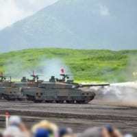 10式戦車の一斉射撃