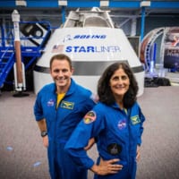 CST-100で初めてISSに向かうキャサダさん（左）とウィリアムズさん（右）