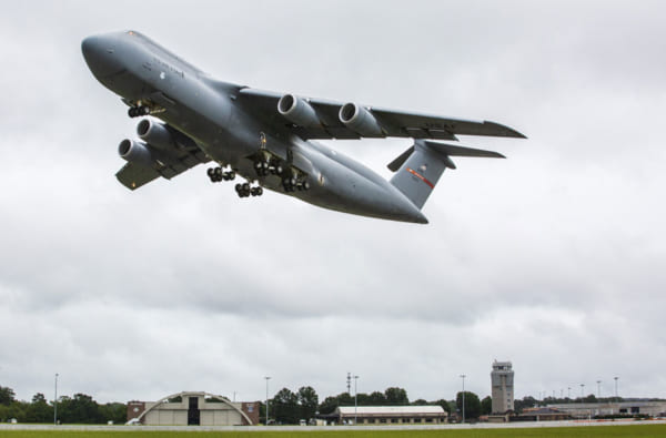 スチュアート空軍基地へ向け飛び立つC-5M最終号機