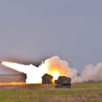 ロケット弾を発射するHIMARS