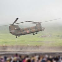 CH-47JAが砂塵を巻き上げ着陸