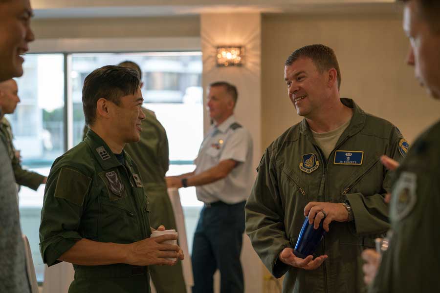 談笑する航空自衛隊の中島2佐とアメリカ空軍のロバーツ中佐