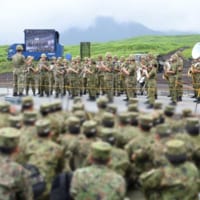 音楽隊の演奏を聴く新隊員と防大生