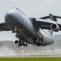 離陸するC-5M最終号機