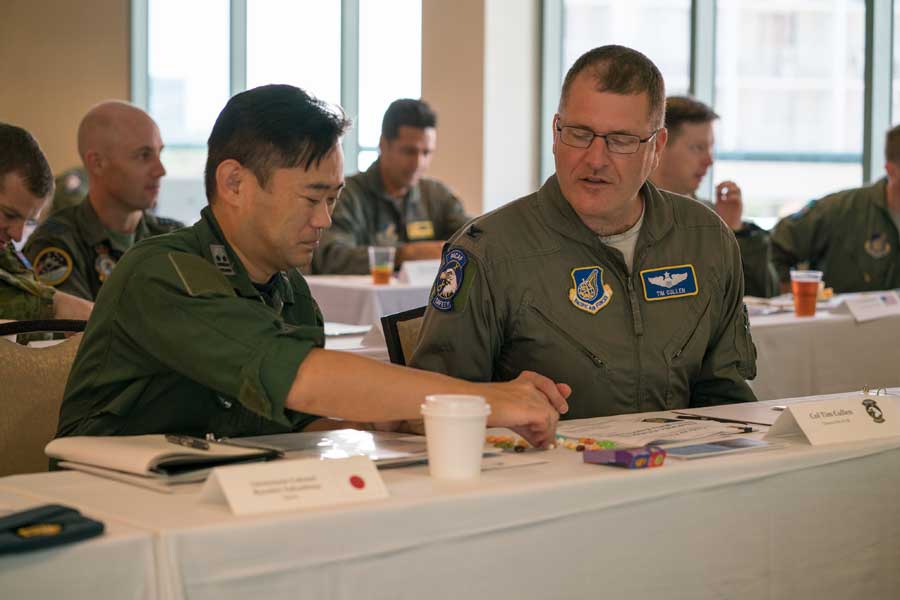 航空自衛隊の中島良平2佐とアメリカ太平洋空軍航空安全責任者のカレン大佐