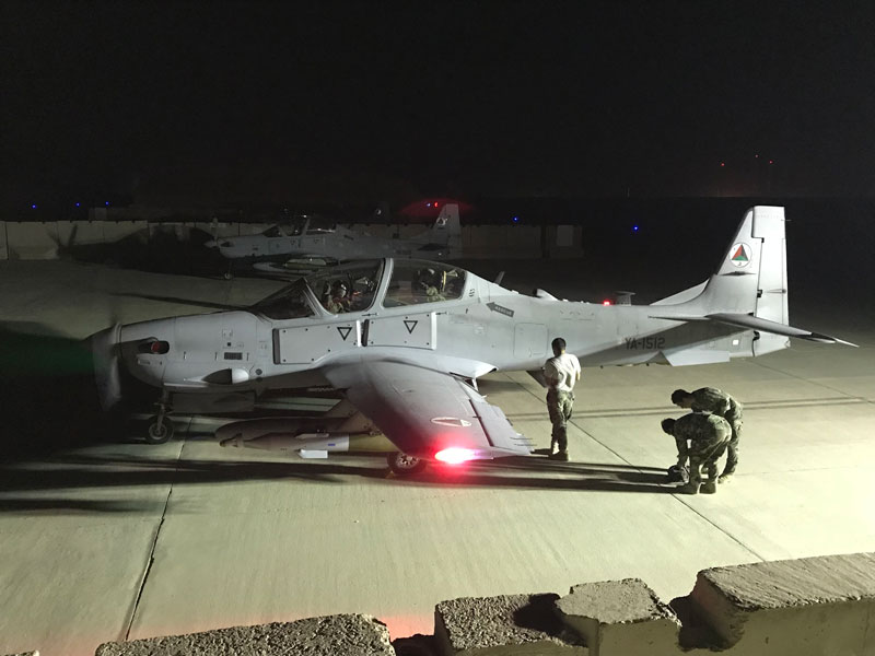夜間出撃準備をするアフガニスタン空軍のA-29