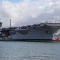 入港に際し登舷礼を行う空母カール・ビンソン（CVN-70）