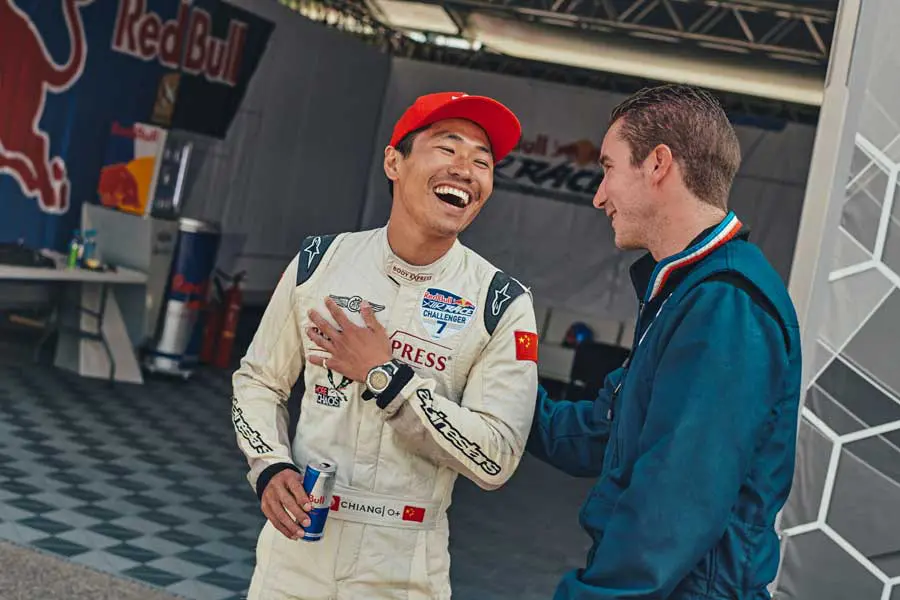ヴィーニュ選手に祝福されるチャン選手（Balazs Gardi／Red Bull Content Pool）