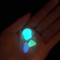 添えられるのは蛍光石