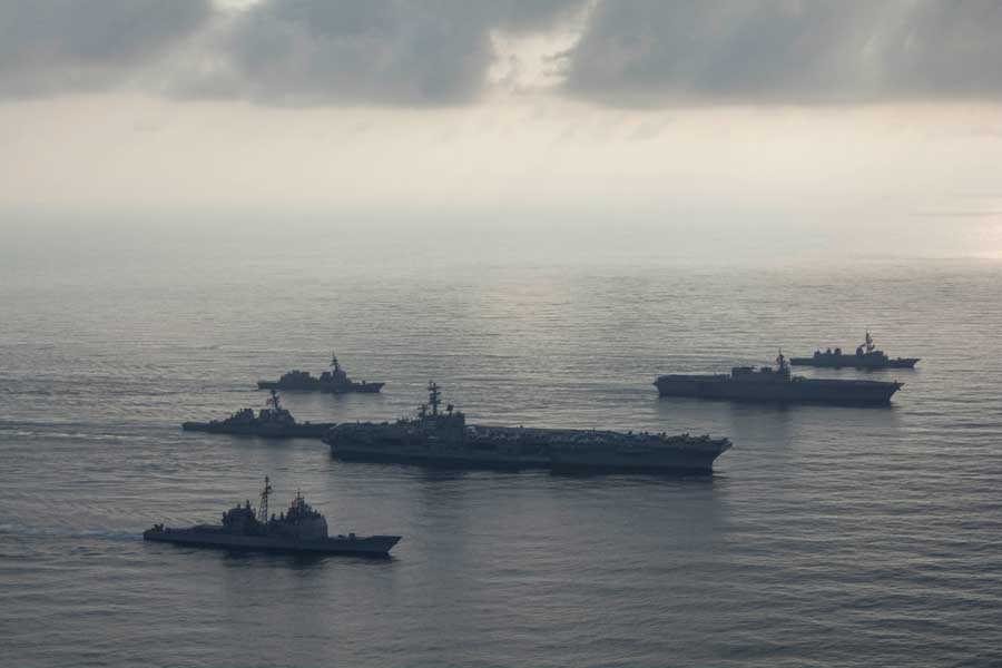 南シナ海を航行する海上自衛隊（奥）とアメリカ海軍（手前）の艦艇