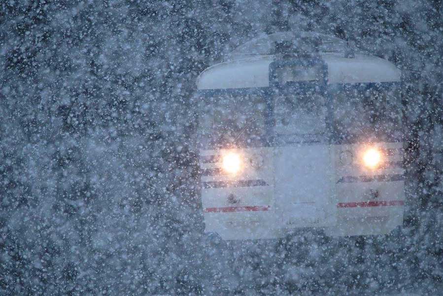 豪雪の中を走る旧新潟色115系N37編成（撮影：かつかれいさん）